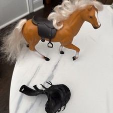 VINTAGE 1993 KID KORE PALOMINO HORSE w/Extra Saddle -g9