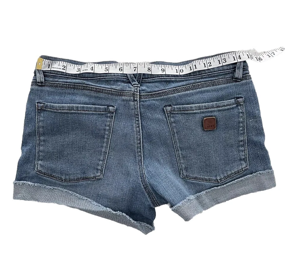 Pantalones cortos de mezclilla ROXY con puños enrollados para mujer 7/28 Foto 3 de 4
