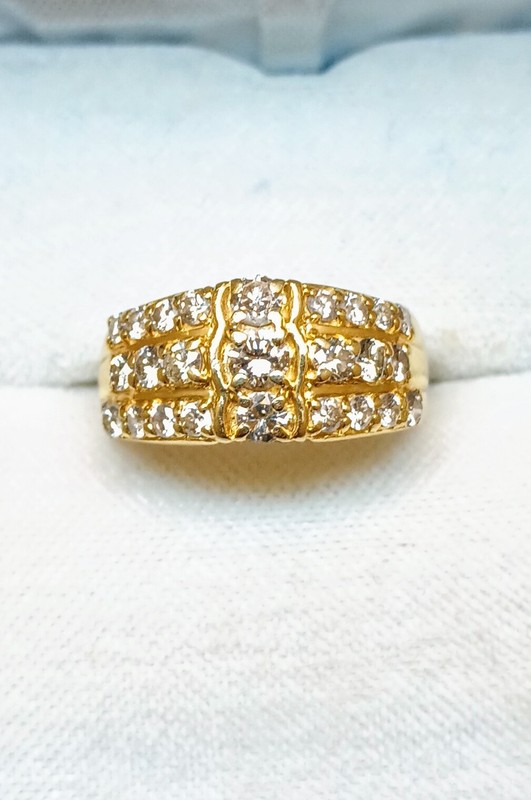 18k YG Diamond Ring 1.00 CT. Nice Dias.  5.24gr Lot's of sparkle, easy to wear!
