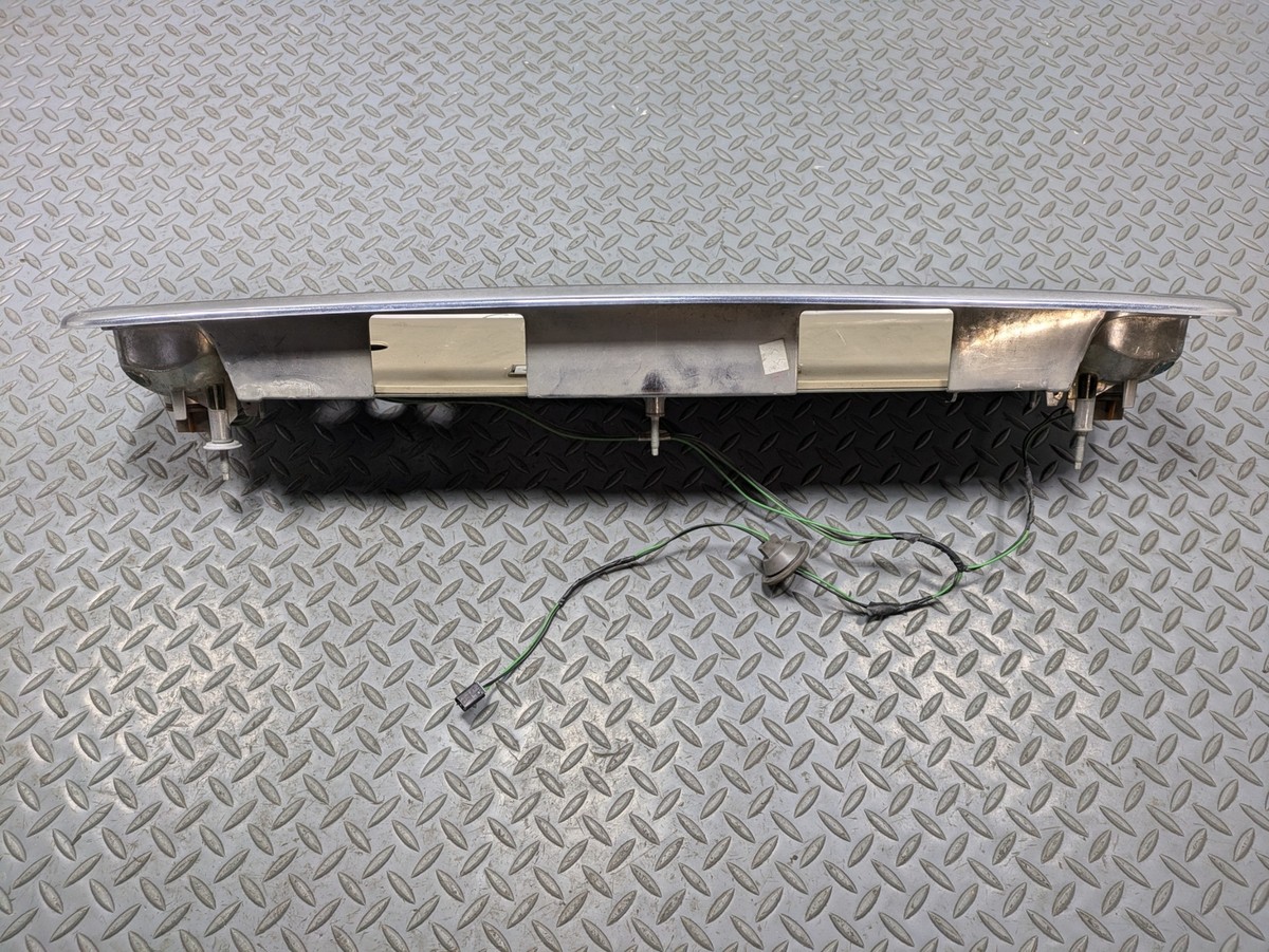 デイリークイーン バオ後部バンパー 00 - 05 CADILLAC DEVILLE OEM TRUNK LID LICENSE PLATE THIRD