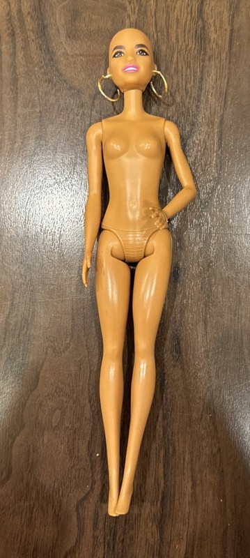 Mattel -Barbie Fashionistas Doll - Bald No Hair
