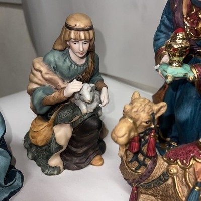 KIRKLAND - 13 Piece Porcelain Hand Painted NATIVITY SET w/ Gold