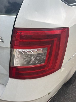 Rückleuchte rechts an Karosserie Skoda Octavia 5E Kombi 2013-2017
