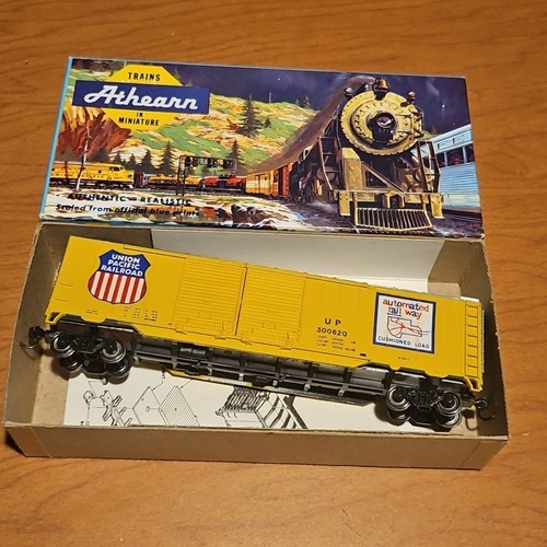 Coche de caja Athearn HO Blue Box 1319 Union Pacific 50' DD #300620 KD, ruedas de metal | Zustand: Used