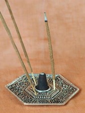 Produktbild - Räucherstäbchenhalter "Hexagon" mit floraler Verzierung | ca. 9,5 cm Durchmesser