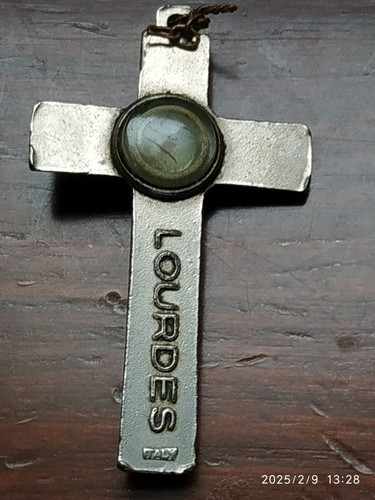 ROSENKRANZKREUZ ANHÄNGER METALL RELIQUIE AUF DER RÜCKSEITE UND SCHRIFTZUG "LOURDES" - Bild 5 von 6