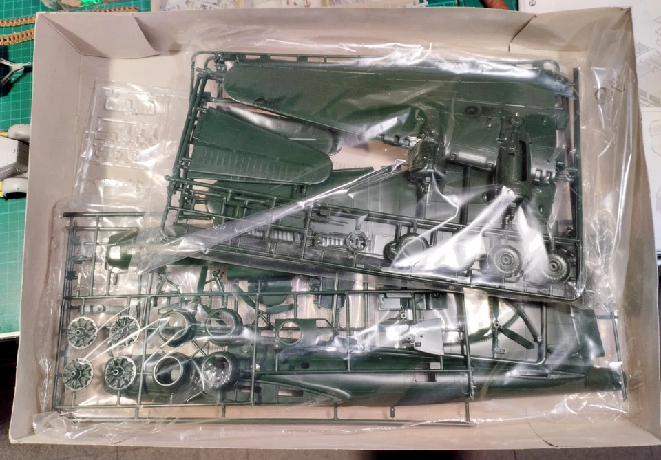 Kit REVELL - Boeing  B-17F "Memphis Belle" scala 1/48 codice. 04297 - Immagine 4 di 4