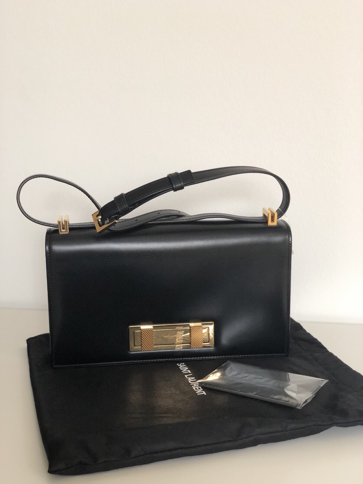 Borsa a mano iconica Saint Laurent Paris Domino in pelle nera hardware oro e dust bag