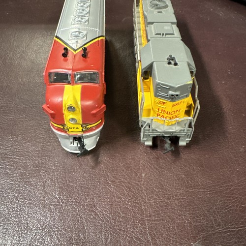 HO Scale Life Like Union Pacific 2007 & Santa Fe 20797 Diesel Locomotives - Picture 9 of 9