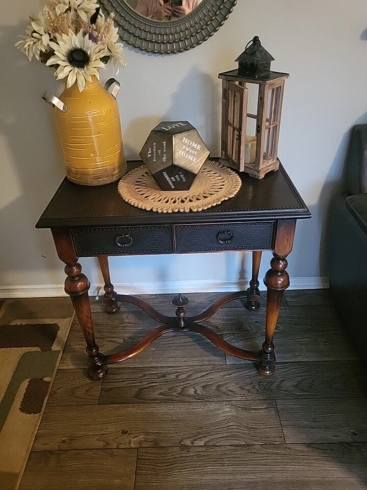 Antigua mesa Theodore Alexander, William And Mary Armory Foto 4 de 4