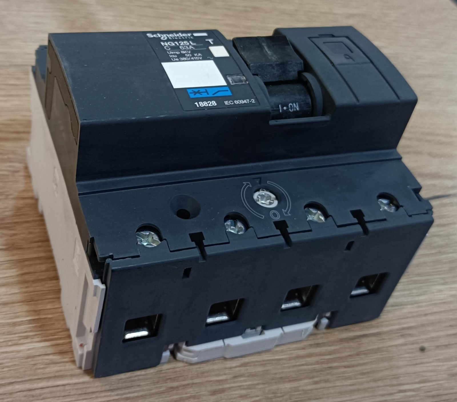 Disjoncteur Acti9 NG125L Schneider 4P 63A courbe C pour tableau électrique
