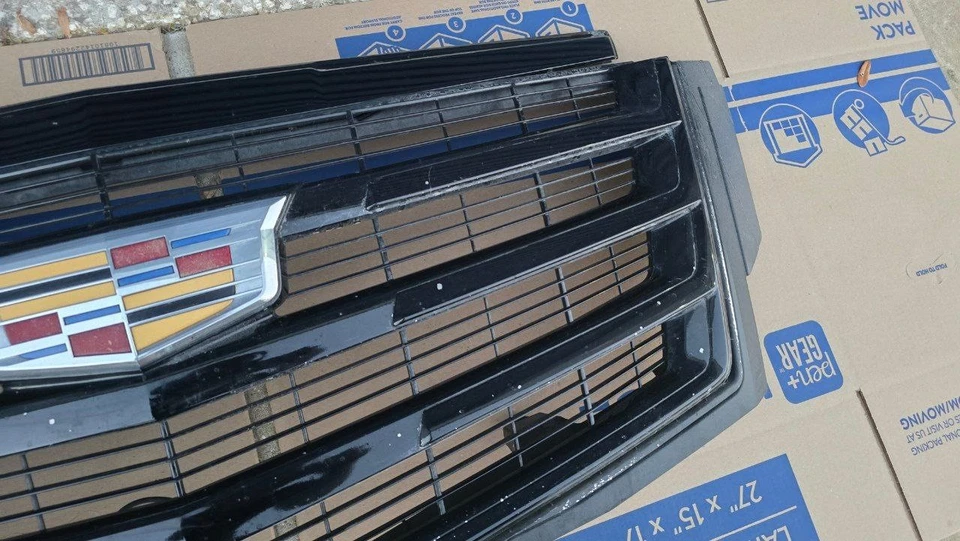 Решетка верхняя для Cadillac Escalade 2015–2020 годов от оригинального производителя с эмблемой и камерой ЧЕРНАЯ - Изображение 2 из 4