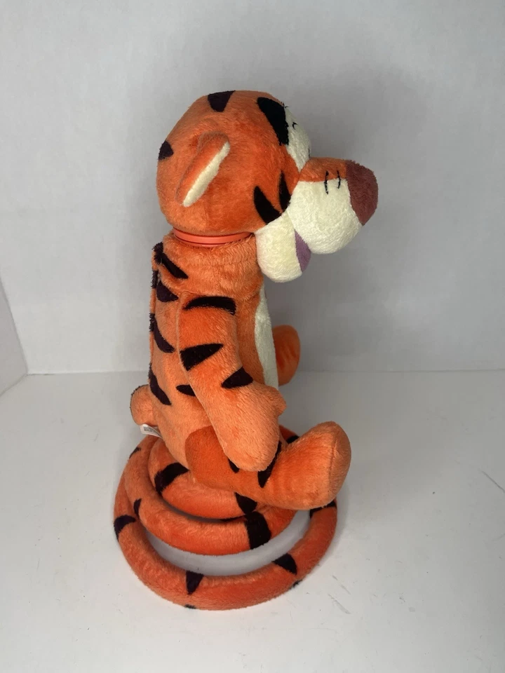 VIDEO Juguete de peluche interactivo de 13” Disney Bouncing Singing Tigger Just Play Bounce Foto 4 de 4