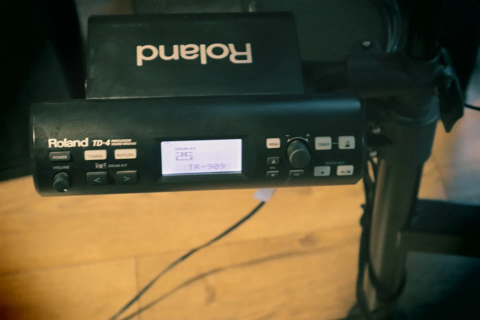 Roland TD4-KP electronic drum set, compact white and black, kick pedal included - Image 4 of 4