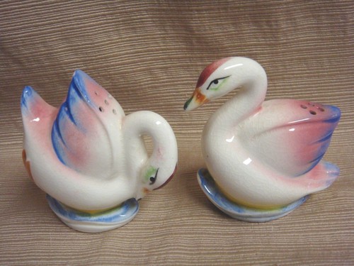 Vintage Pink & Blue SWAN SALT & PEPPER Shakers - SO PRETTY - Picture 1 of 10