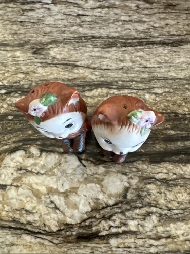 Kittens Salt and Pepper Shakers Handpainted Porcelain Made in Korea Vintage - Picture 3 of 7