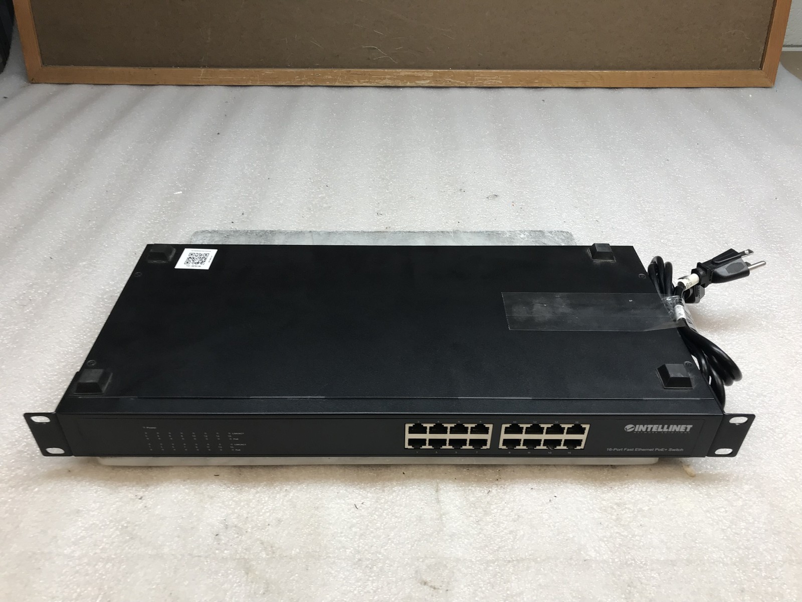 Intellinet 16-Port Fast Ethernet PoE(100 Mbit/s)+ Switch-Model: 560849