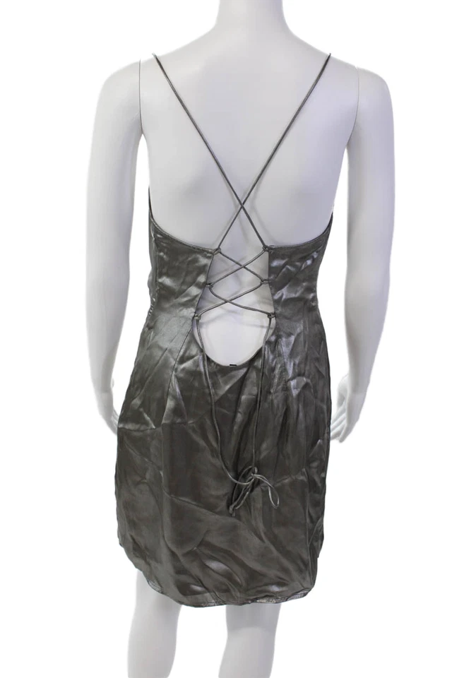 Vestido metálico plateado mediano Urban Outfitters para mujer con correa de espagueti cuello cuadrado Foto 3 de 4