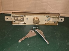 Serrure en applique pour