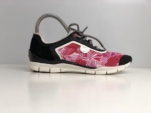 girls black and pink trainers