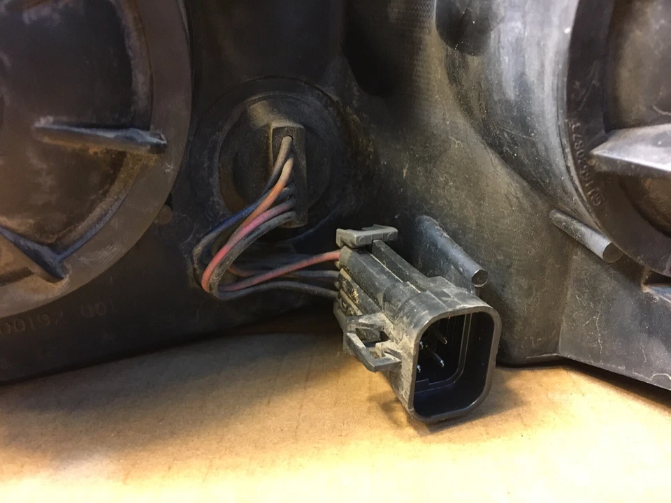 Faro lateral del pasajero Saturn Ion 2003-2007 sedán 2,2 L OEM General Motors Foto 3 de 4