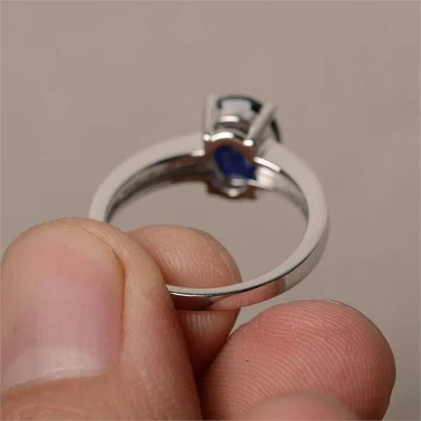 Anillo solitario de zafiro azul de corte ovalado de 2,35 quilates con detalles de oro blanco de 14 quilates Foto 4 de 4