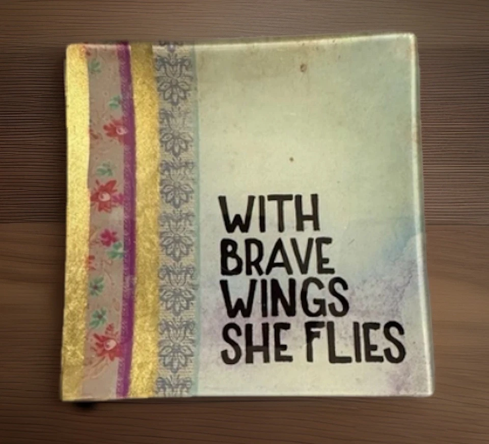 Plato de baratija NATURAL LIFE Brave Wings She Flies cita 6” bandeja de vidrio multicolor Foto 3 de 4
