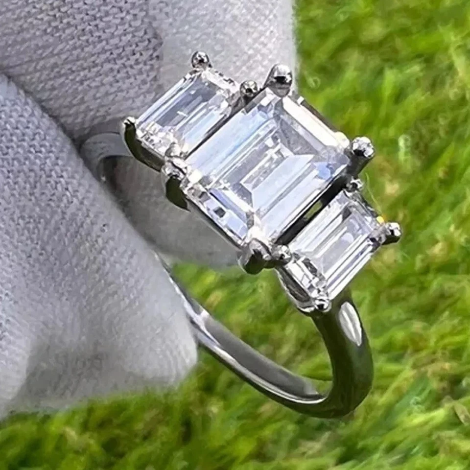 Помолвочное кольцо с тремя камнями муассанит огранки изумруд 5,80 карата покрытие белым золотом 14 карат - Изображение 4 из 4