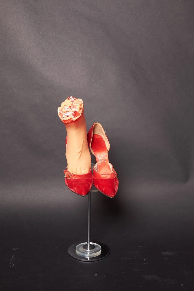 Zapatos de tacón de terciopelo rojo y satén de los años 50 Foto 2 de 4