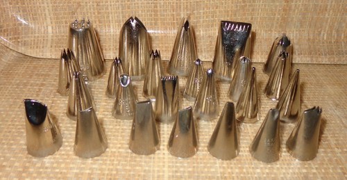 GROSSES KONVOLUT 24 VERSCHIEDENE METALL GLASURSPITZEN DÜSEN BÄCKEREI BASTELN LANDHAUSKÜCHE - Bild 1 von 3