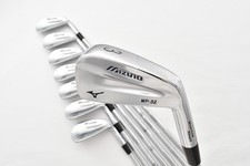 Ensemble de 8 clubs de golf droitiers rigides Mizuno MP-32 en fer forgé...