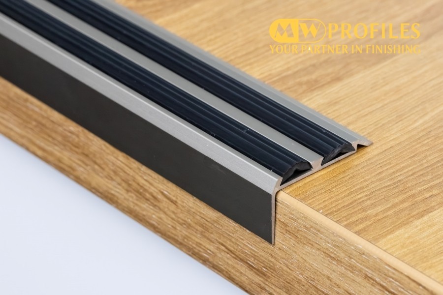 Aluminium Treppe Nosing Edge Trim Schritt Nase Umrandung MASSIVHOLZLEISTEN Teppich 900x35x20mm