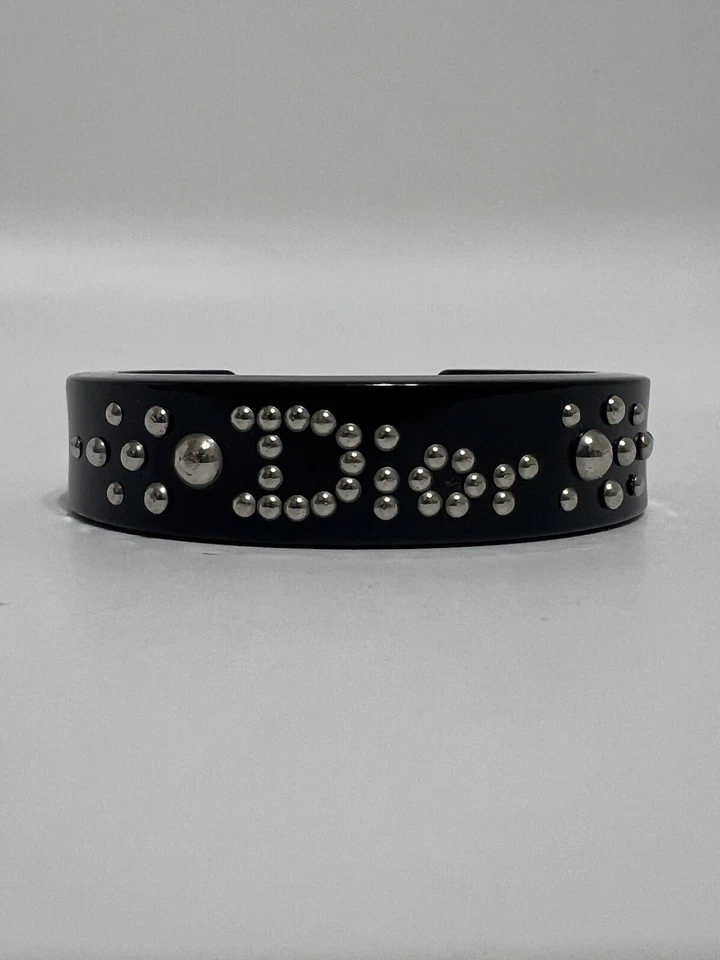 Brazalete De Colección Christian Dior por John Galliano Negro Tachonado Logo Lucite Foto 4 de 4