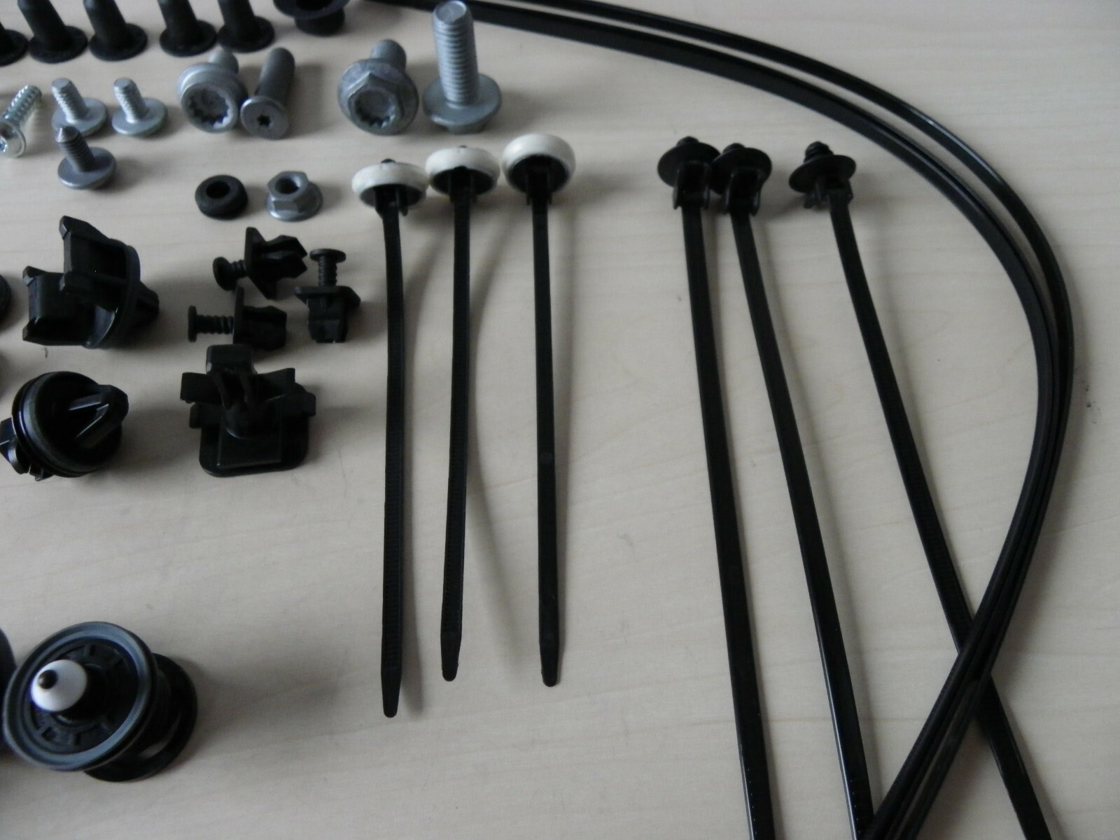 Original VW Passat 3G Befestigungssatz 3G0898619 Tür vorne BS10570  