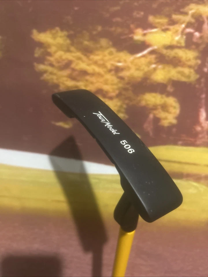 Momentus Right Handed 35 Inch Putter Tour Model 506 With Headcover  - Image 3 of 4