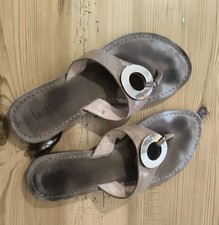 Laura Lenti Zehentrenner Sandalen Beige Applikation Gold Wildleder Lack 39