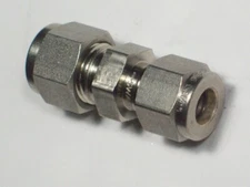 1- Swagelok Stainless Steel Reducing Union, 3/8" Tube x 5/16" Tube, SS-600-6-5