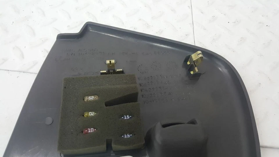 Cubierta de fusible de extremo de tablero de pasajero delantero Buick Century 97-05 10422932 Foto 4 de 4