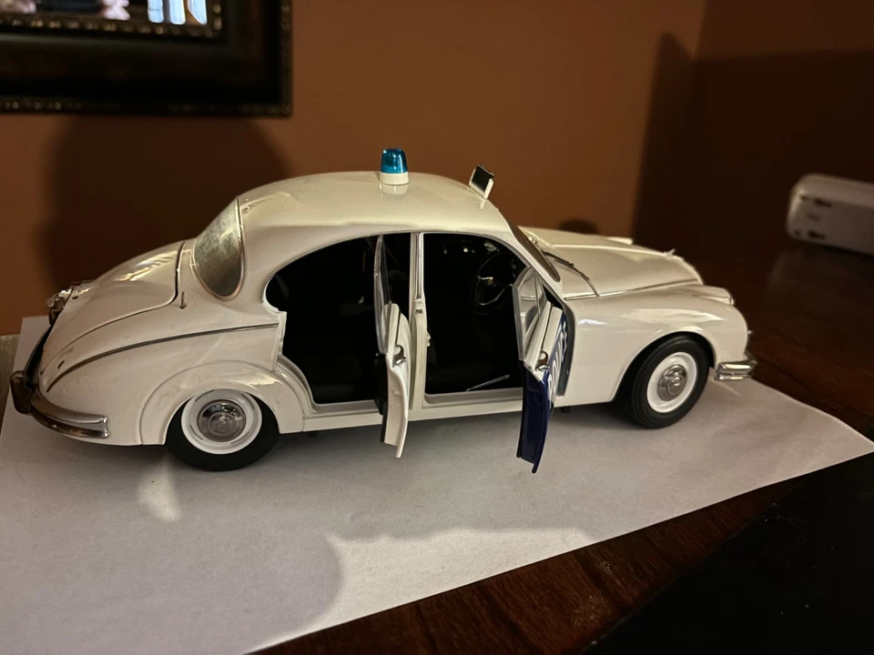 Model Icons 1/18 Jaguar Mk2 Leicestershire UK Police Diecast Model Car - Image 4 of 4