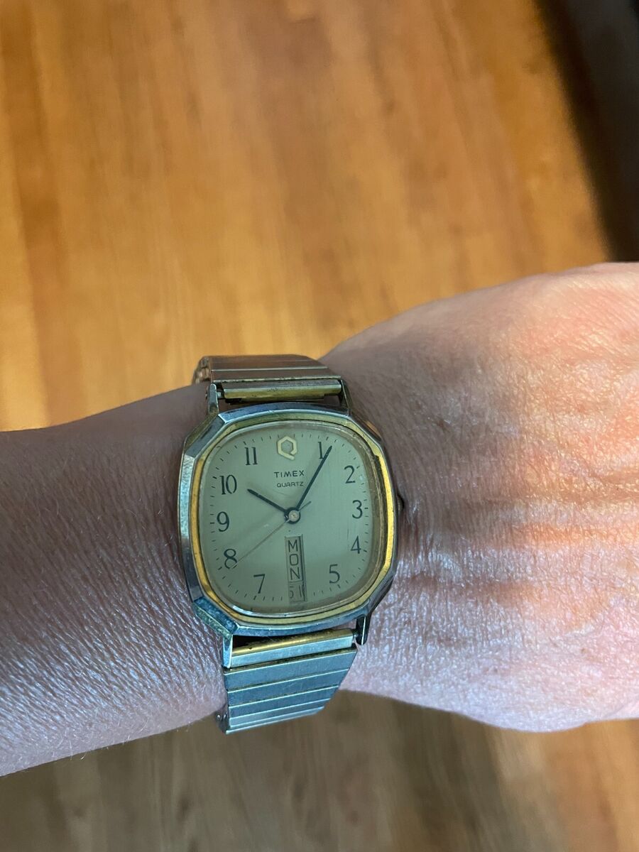 Vintage Timex Q Quartz Watch w / Vertical Day and Date Vintage Timex Q Quartz Watch w / Vertical Day and Date