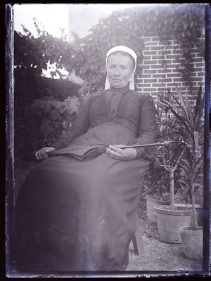 Une femme assise sur un rocher photo - Yoga Photo sur