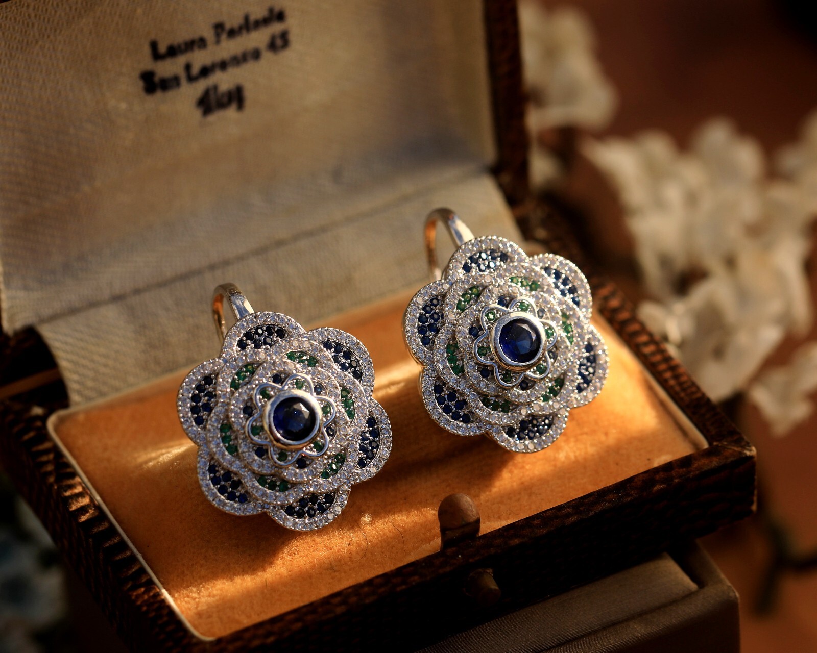 Boucles d'oreilles fleurs en argent serties de cristaux CZ émeraude éclatants