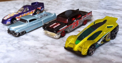Hot Wheels 57 Chevy 4 Stück gemischt 2000er Jahre Top Zustand Diecast Sport