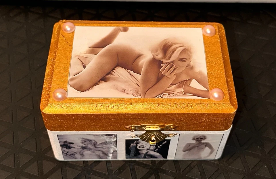 Marilyn Monroe Tribute 1954 Chrysler 300c Custom 1 of 1 die cast w Box & Coin - Image 2 of 4