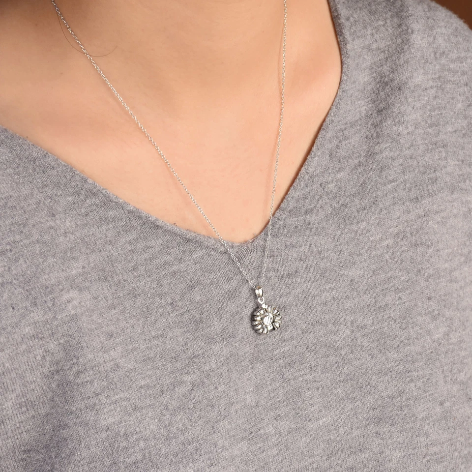 Collar Medallón Floral Girasol con Dicho Inspirador Chapado en Rodio Plata Foto 4 de 4