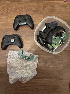 Xbox Elite Controller Series 2. 2 Controllers 1 Extra Face Cover (Working)