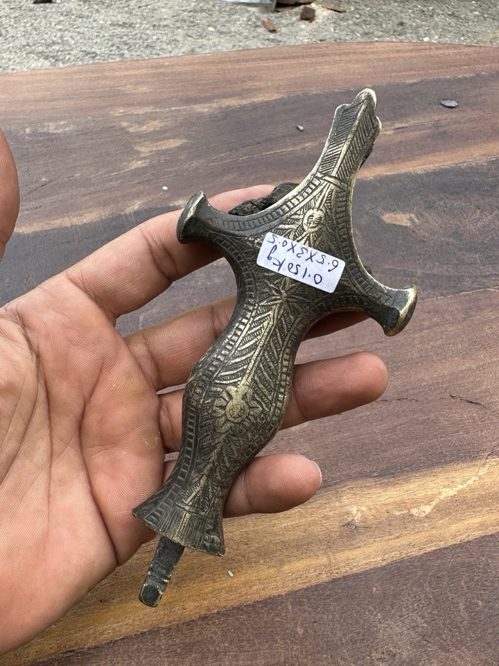 Mango de empuñadura de espada forjado a mano de latón antiguo antiguo Foto 4 de 4