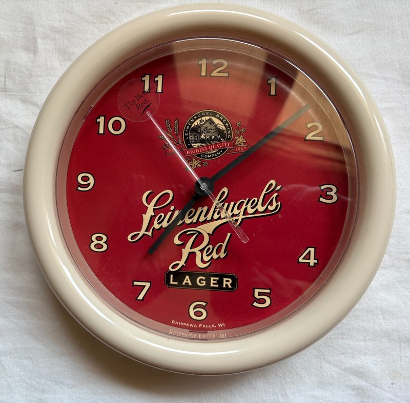 VINTAGE LEINENKUGEL'S RED BREWING LAGER BEER WALL CLOCK CHANEY BAR SIGN BATTERY