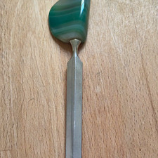 Brief&ouml;ffner mit gr&uuml;n gestreiftem Stein-/Achatgriff und Metallklinge