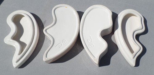 SCATOLA PORTAGIOIE IN CERAMICA A FORMA DI CUORE SPEZZATO TONALITÀ ARANCIO HP. 5,25"HX5"W FIRMATO C - Foto 4 di 5